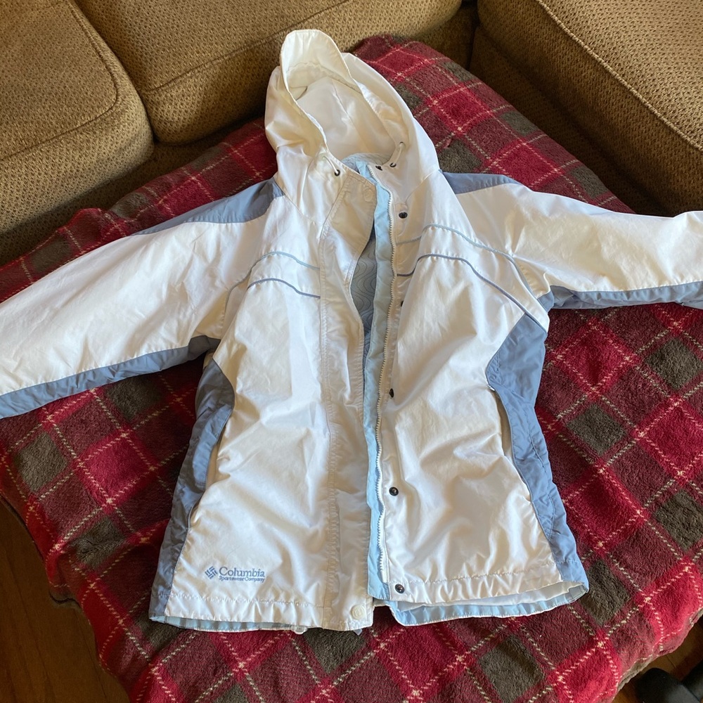 Women’s hooded Columbia ski jacket with removable fleece lining. White & Blue, M